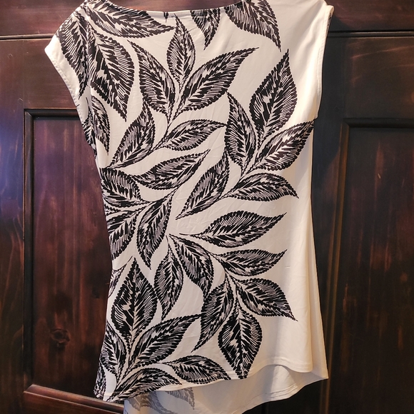 Le Chateau white top with black floral design and silver side buckle, XXS - Picture 2 of 5